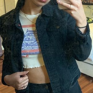 long sleeve crop top I bought in London!! 🤍